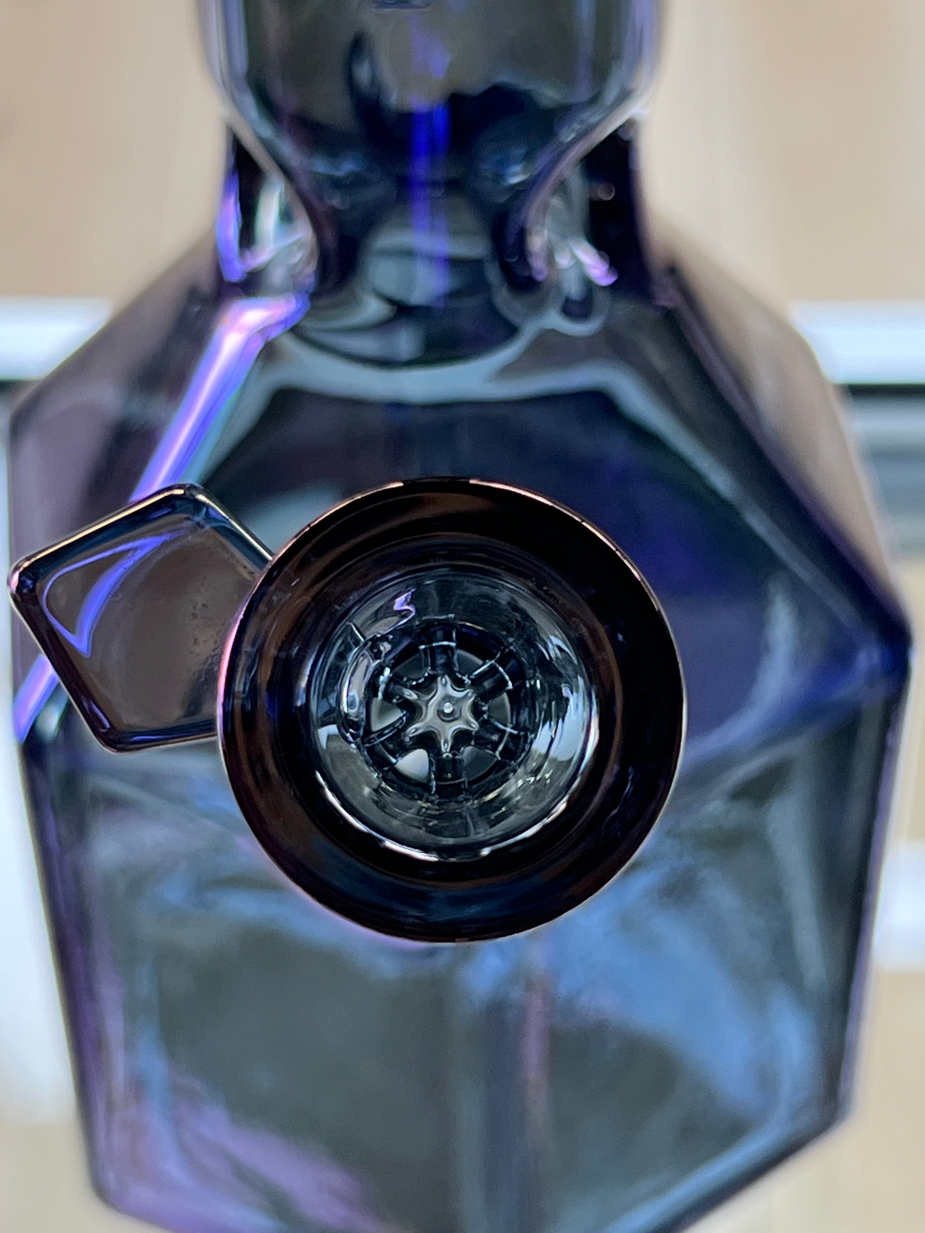 Close-up of the Red Eye Tek signature diamond pull-out bowl