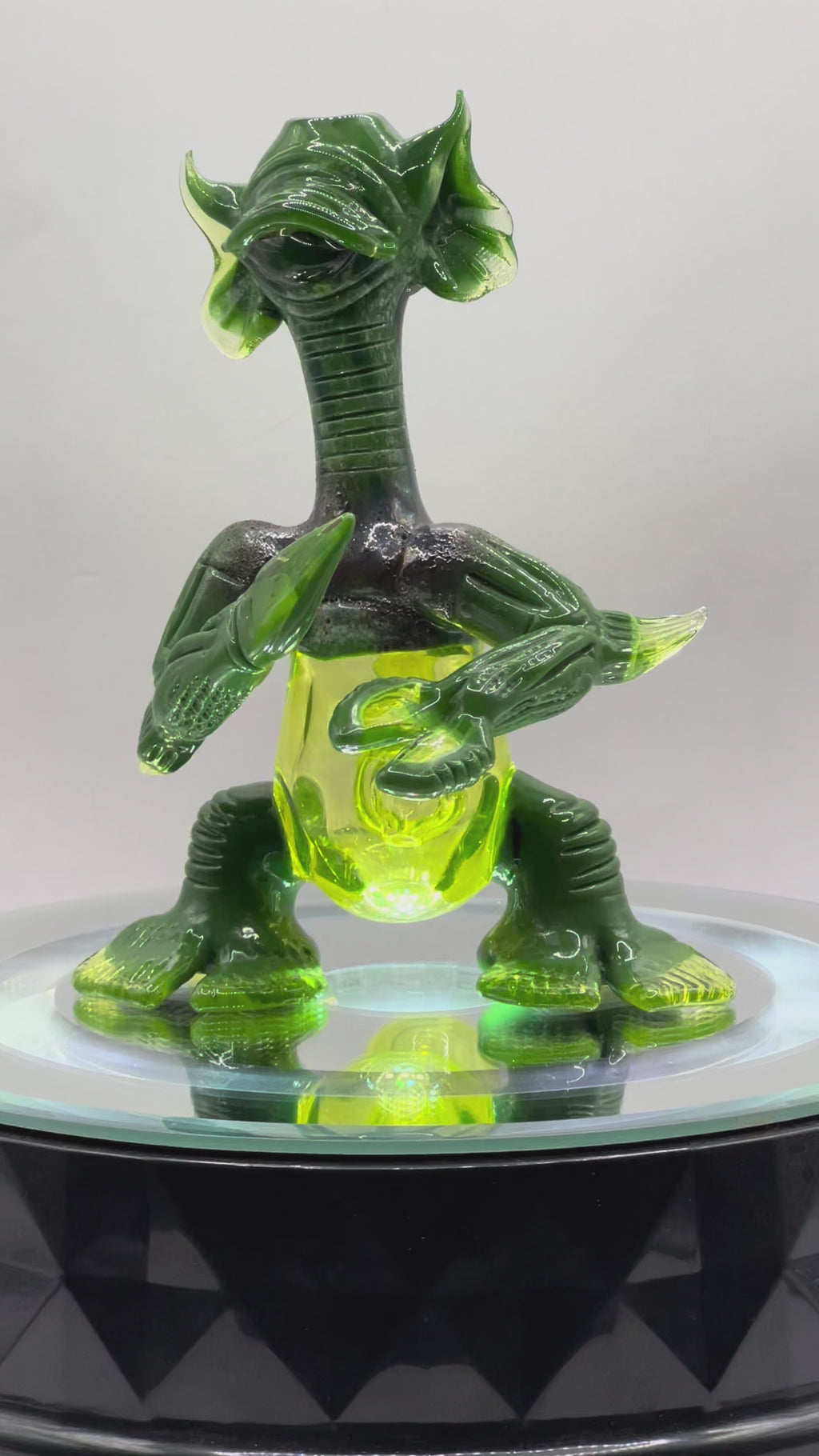 360 view of merc glass alien creature rig